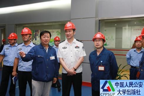 按住Ctrl键+鼠标滚轮缩放