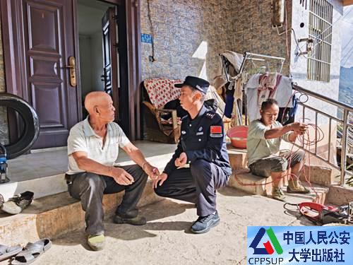 按住Ctrl键+鼠标滚轮缩放