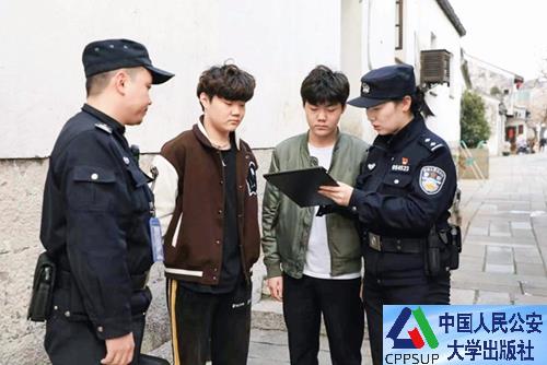 按住Ctrl键+鼠标滚轮缩放