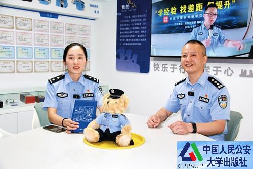 按住Ctrl键+鼠标滚轮缩放