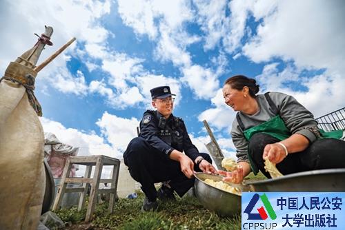 按住Ctrl键+鼠标滚轮缩放