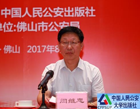 按住Ctrl键+鼠标滚轮缩放