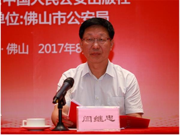 按住Ctrl键+鼠标滚轮缩放