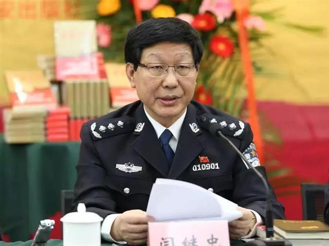 按住Ctrl键+鼠标滚轮缩放