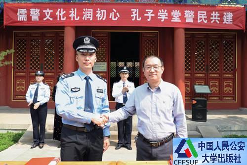 按住Ctrl键+鼠标滚轮缩放