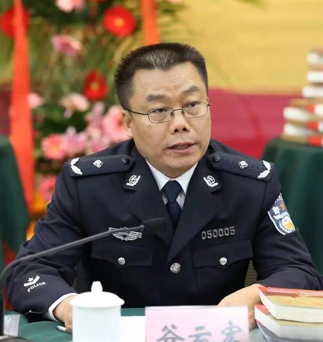 按住Ctrl键+鼠标滚轮缩放