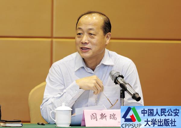 按住Ctrl键+鼠标滚轮缩放