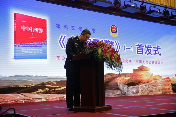 按住Ctrl键+鼠标滚轮缩放