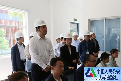 按住Ctrl键+鼠标滚轮缩放