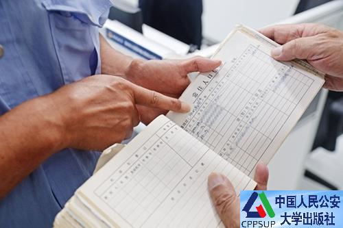 按住Ctrl键+鼠标滚轮缩放