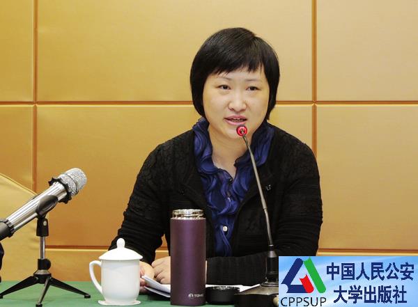 按住Ctrl键+鼠标滚轮缩放