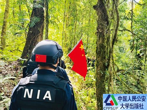 按住Ctrl键+鼠标滚轮缩放